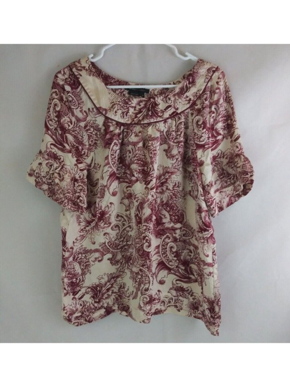 BCBG Maxazria Women's Blouse With Floral Paisley Designs Size Medium 100% Silk